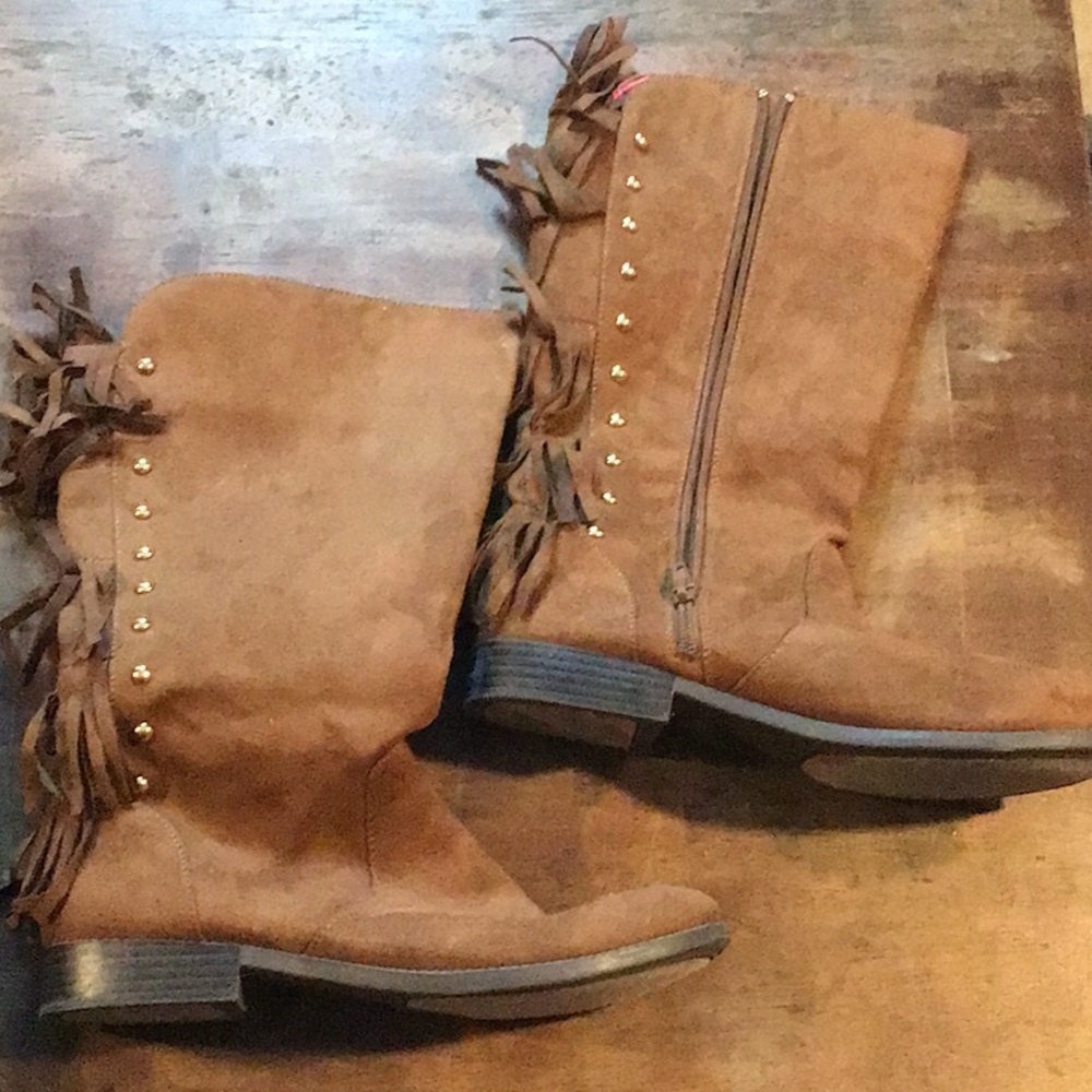 Suede Camel Colered Boots With Fringe